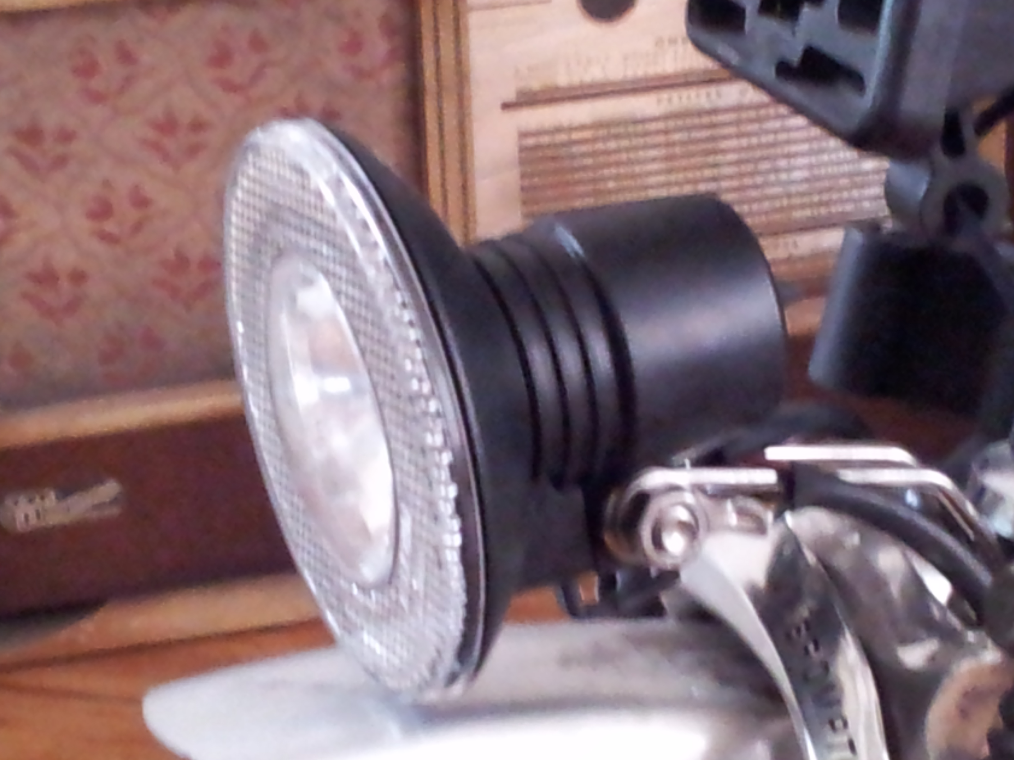 Problème de lumière sur la dynamo moyeux Shimano: Analyse et solution Lampe-halog-ne-36ccd50